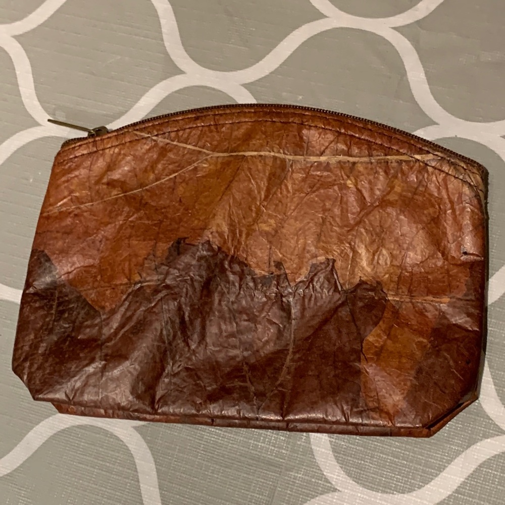 Small zipper bag made out of real leaves